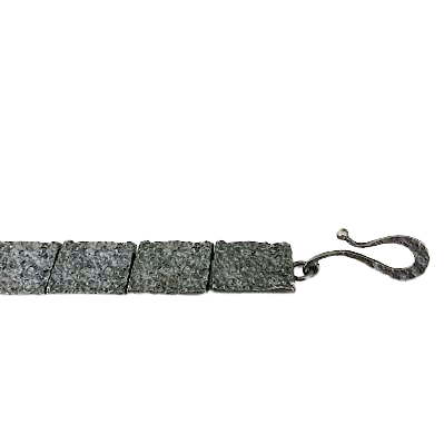 Bracelet articulé argent patiné, composé de 13 éléments rectangulaires, ornés de 5 rectangles or jaune et 3 rubis sertis.Fermoir crochet.