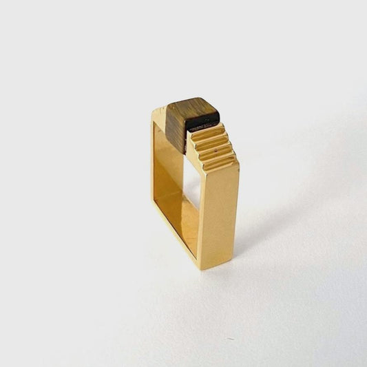 Bague carrée en vermeil avec une pierre oeil de tigre en forme de cube, imbriqué entre deux éléments en formes d'escalier.