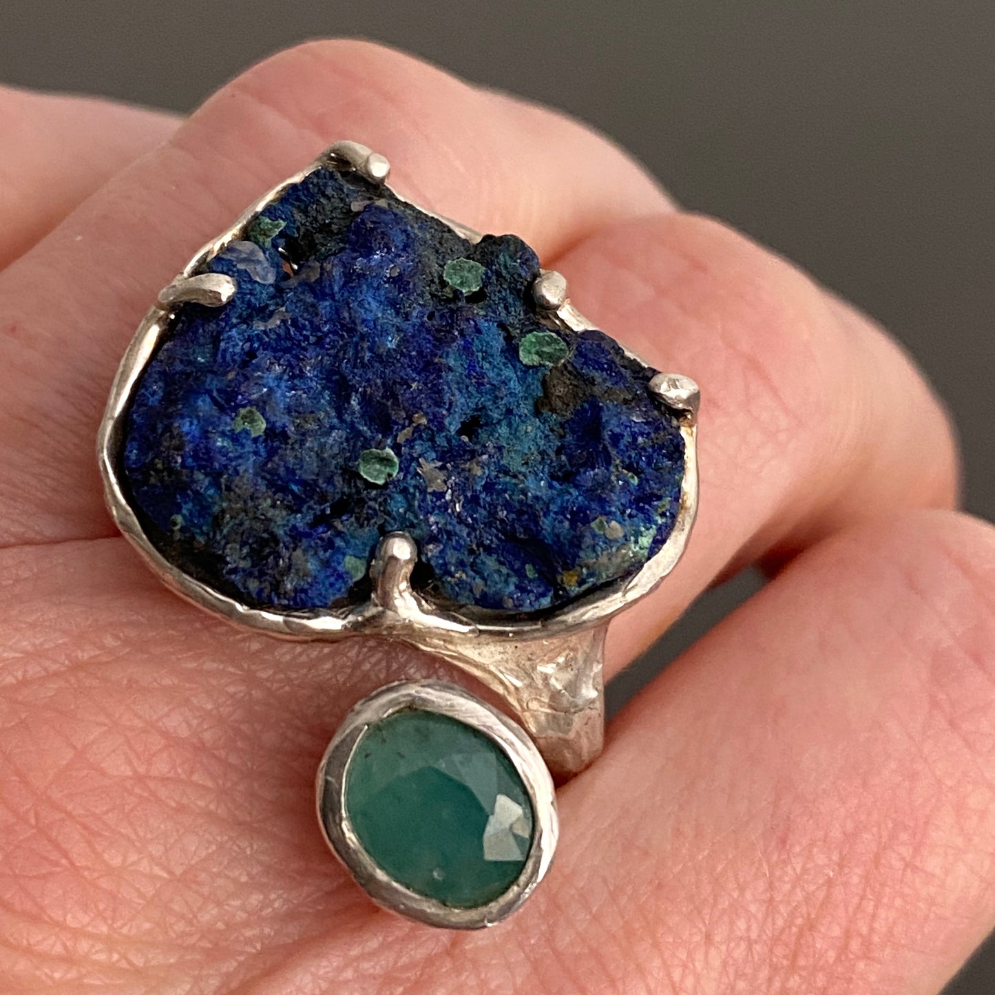 Bague sculpturale argent ornée d’une Azurite brute et d’une Grandidierite taillée. 