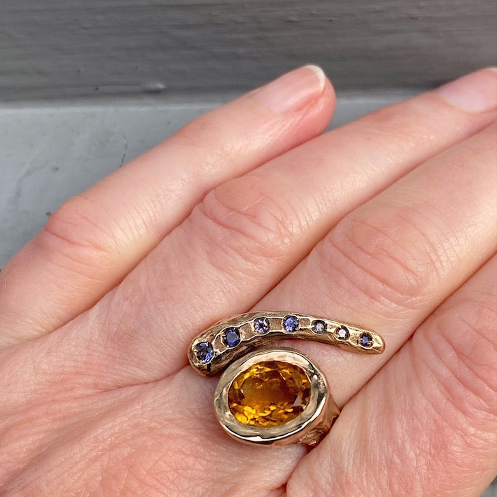 Bague sculpturale en bronze sertie d'une  grande citrine ovale et de 7 iolites sur le côté.