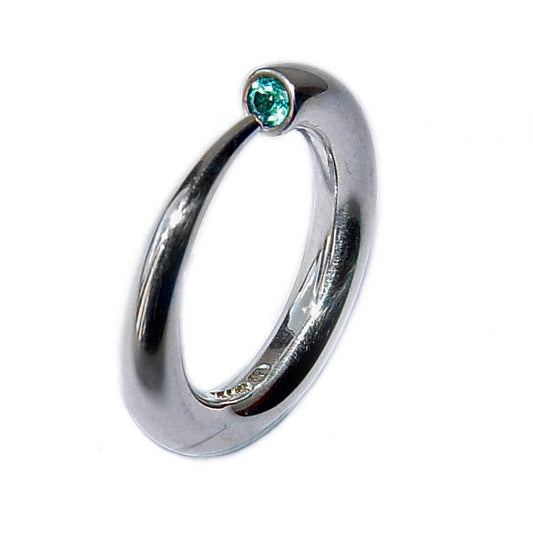 Bague effilée en argent poli caractérisée par un anneau arrondi confortable qui se rétrécit en pointe sur une topaze bleue.