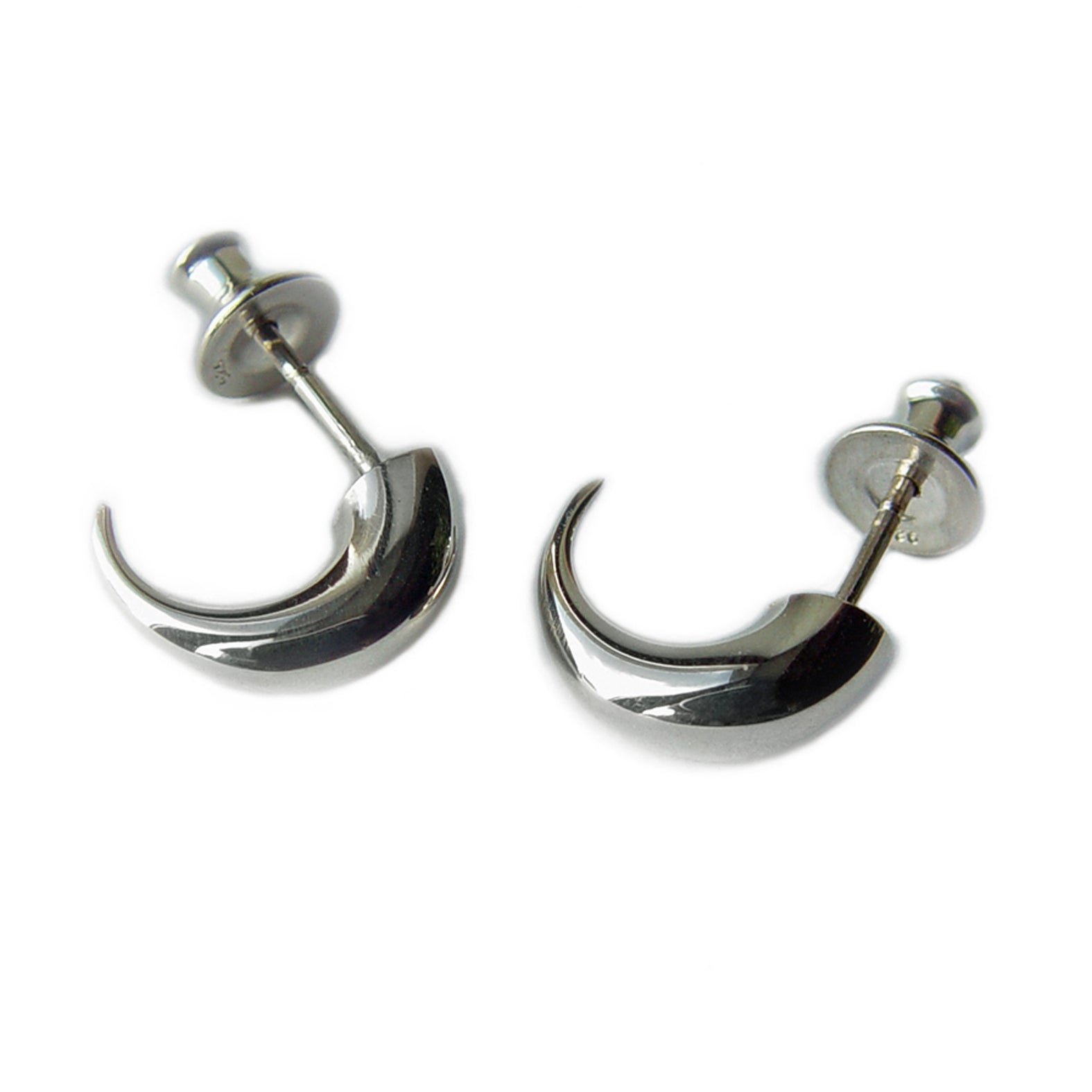 Boucles demi-créoles forme effilée en argent poli.