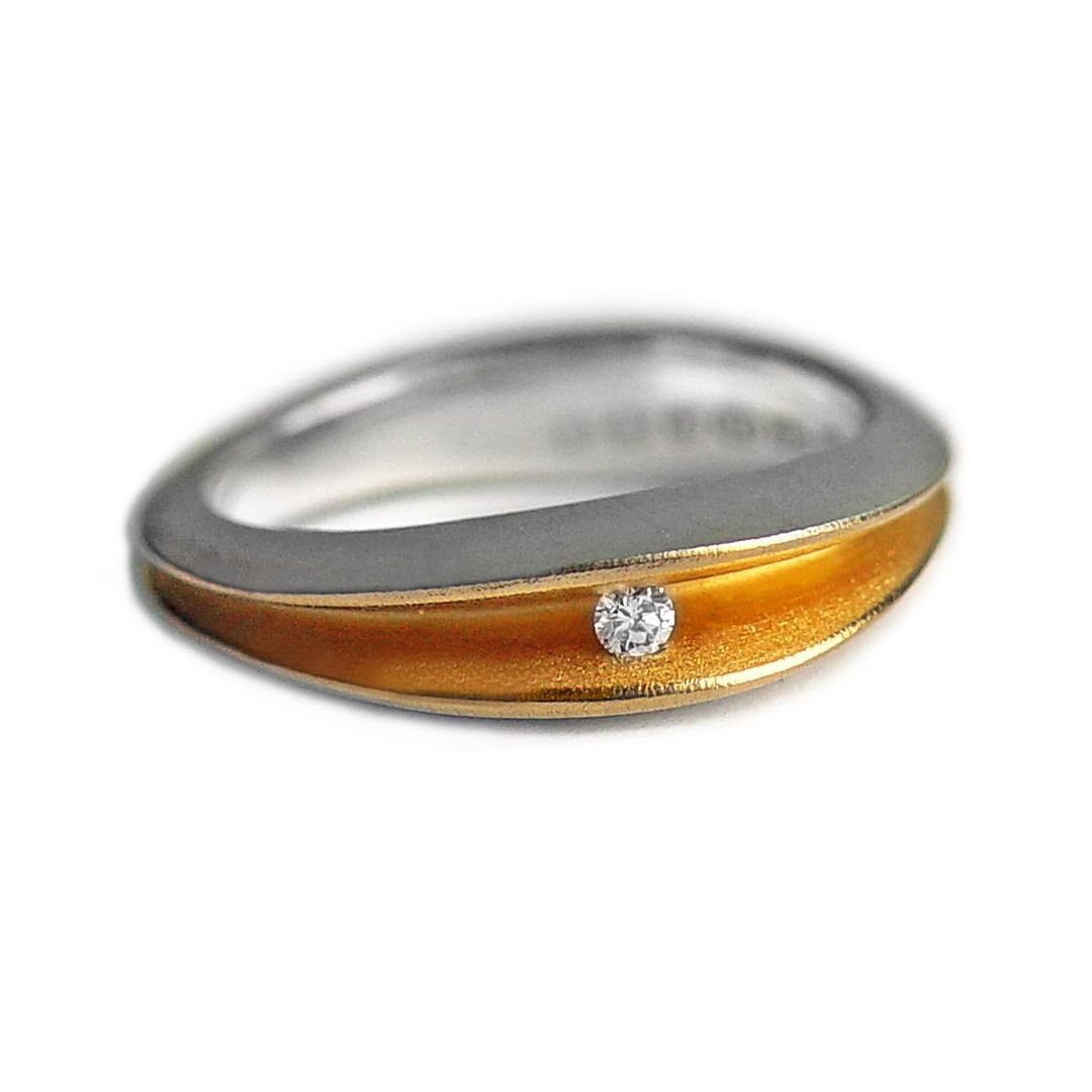 Bague argent aux lignes sobres, intérieur plaqué or 22k avec 1 diamant serti au centre.