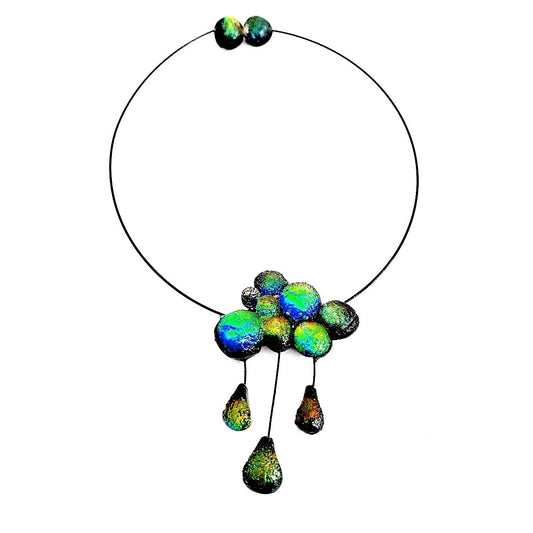 Collier nuage en résine noire irisée, trois gouttes de pluies suspendues. Bijou sur un câble noir aimanté..