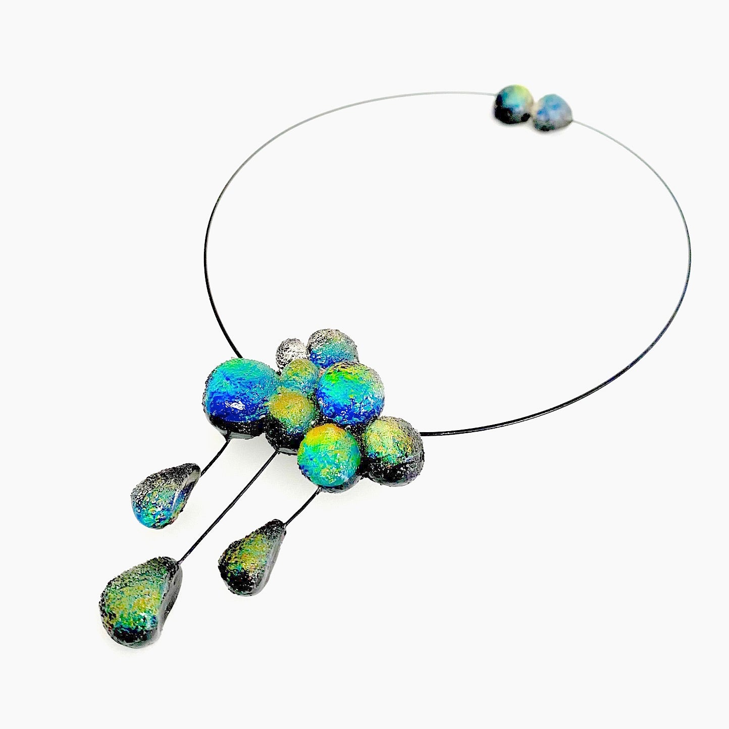 Collier nuage en résine noire irisée, trois gouttes de pluies suspendues. Bijou sur un câble noir. fermoir aimant.