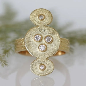 Bague d'inspiration ethnique en or jaune 18 carats sertie de 5 diamants blancs. Bijou ciselé à la main en France. 