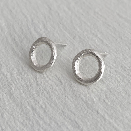 Clous d'oreilles cercles en argent texturé