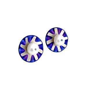 Boucles d'oreilles perles de culture blanches sur disque titane bleu et gris représentant une marguerite stylisée