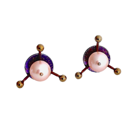 Boucles d'oreilles en forme de satellite avec au centre un disque de titane bleu orné d'une perle de culture rose et 3 perles de titane doré