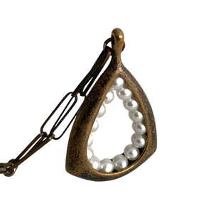 Pendentif bronze et perles naturelles blanches, chaîne maillons en titane 