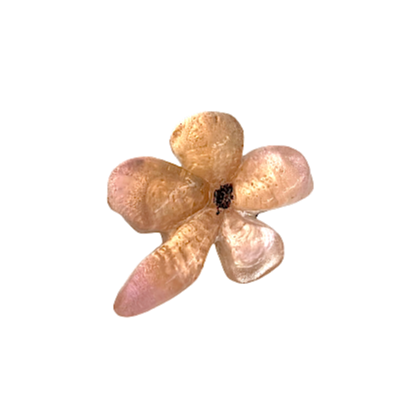 Broche en résine rose pâle avec reflets irisés. Fermoir aimanté inséré dans la fleur