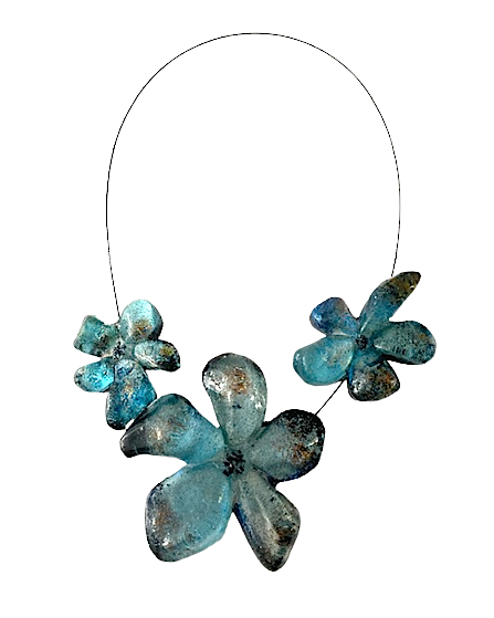 Collier 3 fleurs en résine bleu aux reflets irisés, cable acier noir. Fermoir aimanté à l'avant inséré dans les éléments.