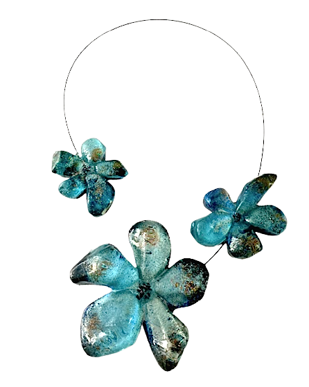 Collier 3 fleurs en résine bleu aux reflets irisés, cable acier noir. Fermoir aimanté à l'avant inséré dans les éléments.