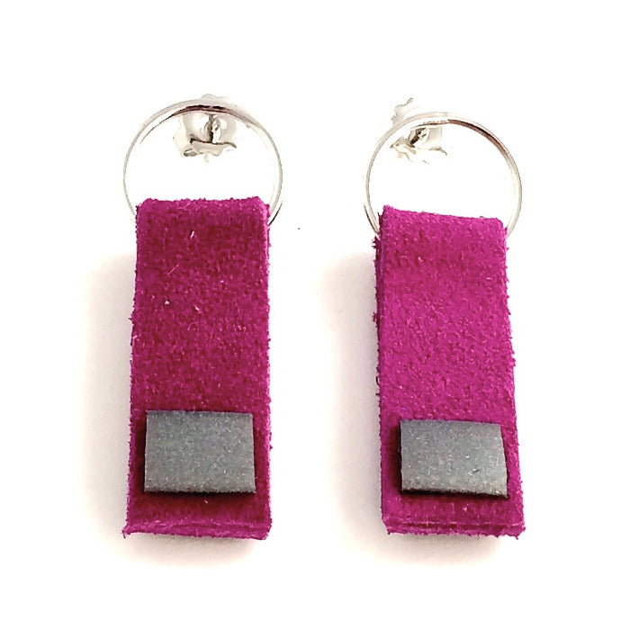 Boucles d'oreilles rectangle de cuir fushia monté sur un anneau de métal argenté.