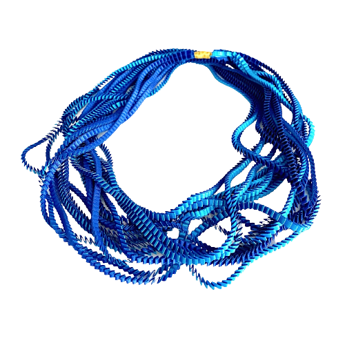 Long collier coloré composé de huit bandes de satin plissé bleu royal,turquoise reliées les unes aux autres par un lien de coton jaune 