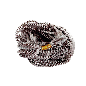 Long collier coloré composé de huit bandes de satin plissé couleur silver reliées les unes aux autres par un lien de coton jaune 