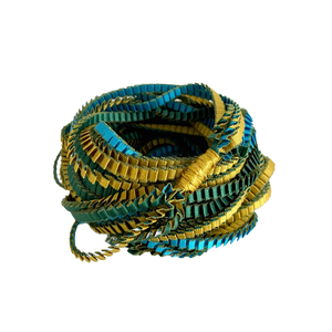 Long sautoir coloré composé de huit bandes de satin plissé vert, gold et turquoise reliées les unes aux autres par un lien de coton jaune