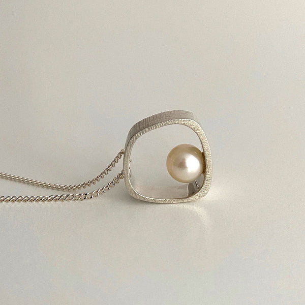 Pendentif argent forme carré orné d'une perle culture blanche. bijou sur chaîne réglable 45/50cm