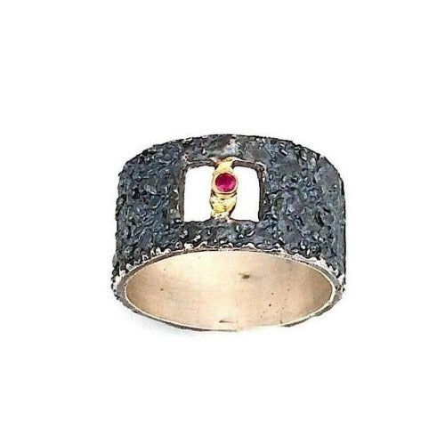 Bague argent patiné noir texturé avec carré ajouré et rubis