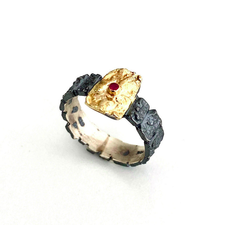 Bague argent patiné, texturé orné d'un rectangle irrégulier recouvert d'or jaune 18k avec un rubis au centre