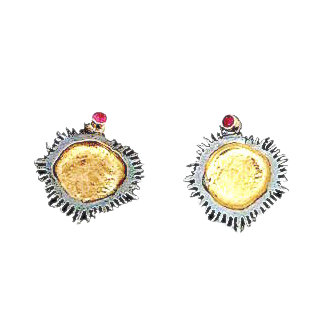 Boucles rondes ciselées style Byzantin en argent patiné, or jaune et rubis.