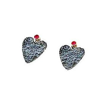 Clous d'oreilles formes coeur en argent patiné, texturé avec rubis