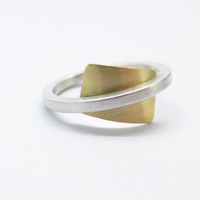 Bague composé d'un anneau fil carré en argent, au milieu en diagonale un rectangle or jaune 18K brossé