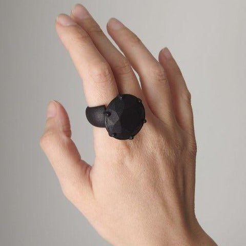 Bague design en nylon noir façon solitaire.