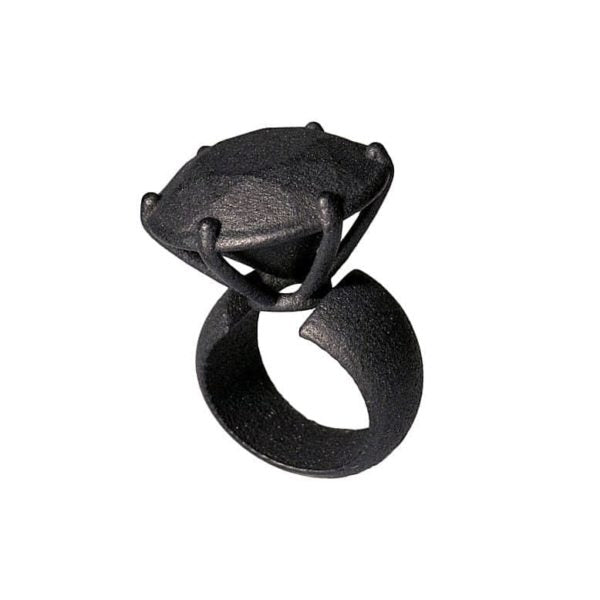 Bague design en nylon noir façon solitaire.