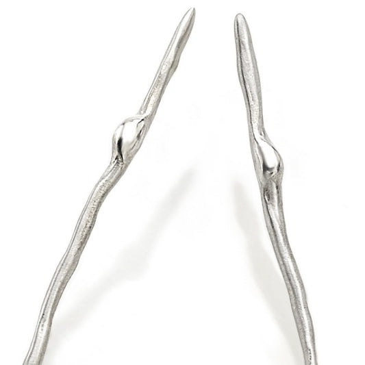 Boucles d'oreilles minimalistes argent en forme de brindille.