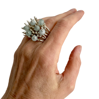 Bague sculpture en argent ornée de 7 perles d'agates bleues sur main.