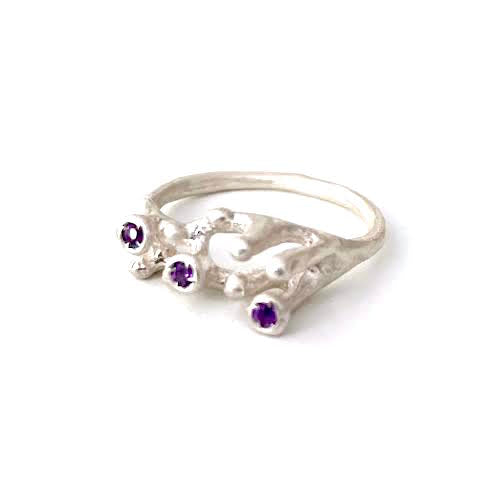 Bague argent sertie de 3 amethystes.