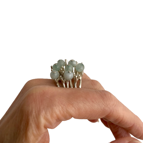 Bague sculpture en argent ornée de 7 perles d'Agates bleues sur main.