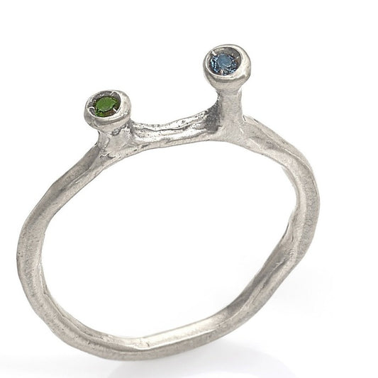 Bague minimaliste argent sertie d'une diopside et d'une topaze bleue.