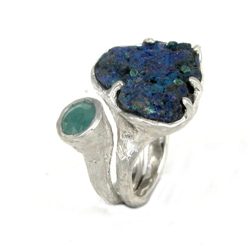 Bague sculpturale double anneau ouvert ornée d'une azurite malachite brute et une grandidierite facettée