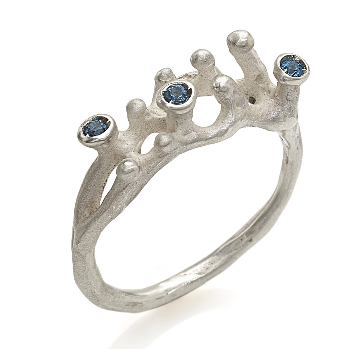 Bague forme corail en argent sertie de 3 topazes bleues.