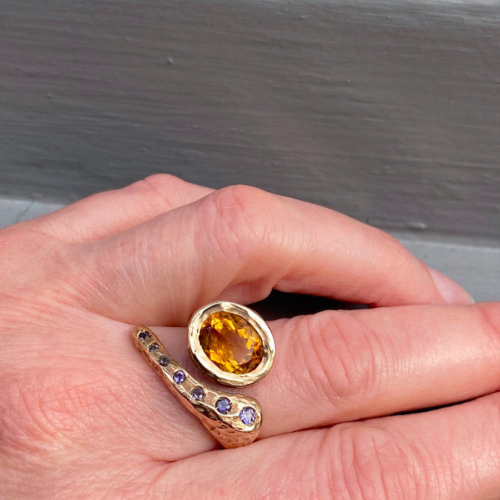 Bague ouverte en bronze sertie d'une Citrine ovale facettée et 7 Iolites bleues