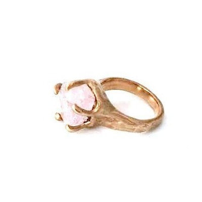 Bague solitaire en bronze ornée d'une Kunzite brute rose pale, sertissage 5 griffes. 