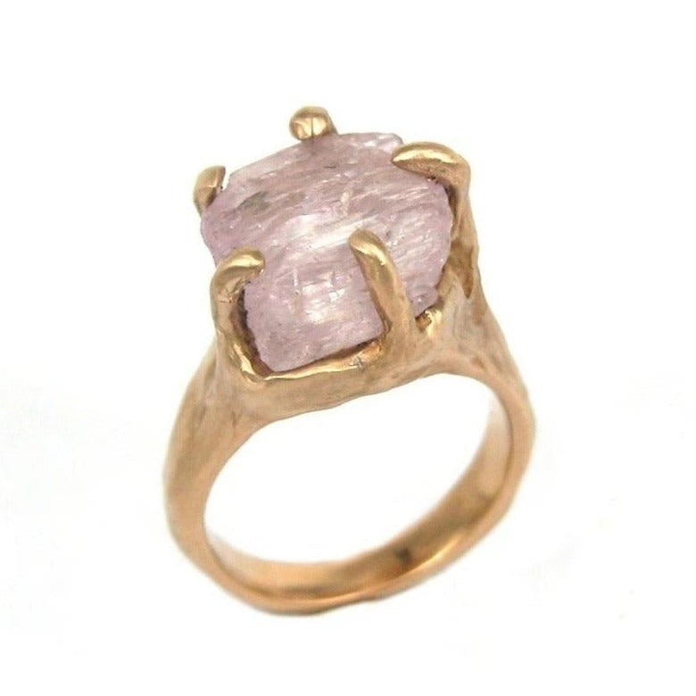 Bague solitaire en bronze ornée d'une kunzite brute rose pale, sertissage 5 griffes.