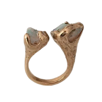 Bague ouverte bronze et opale brute sur main.