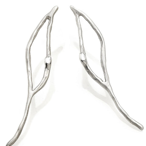 Boucles d'oreilles minimalistes argent en formes de branches d'arbre en hivers.