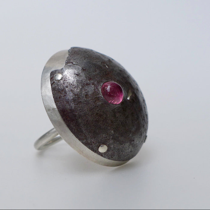 Bague argent et fer rouillé en forme de dôme avec une tourmaline rose serti sur le dessus