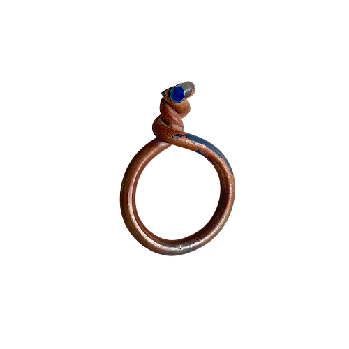 Bague en titane forgé et torsadée sur le dessus avec reflets bleu. pièce 2019