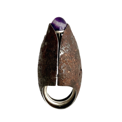 Bague en fer rouillé en forme d'ogive avec amethyste, la structure et l'anneau sont en argent massif.pièce d'artiste 2016.