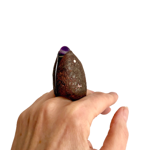 Bague en fer rouillé en forme d'ogive avec amethyste, la structure et l'anneau sont en argent massif.pièce d'artiste 2016.