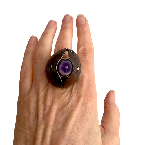 Bague en fer rouillé en forme d'ogive avec amethyste, la structure et l'anneau sont en argent massif.pièce d'artiste 2016.