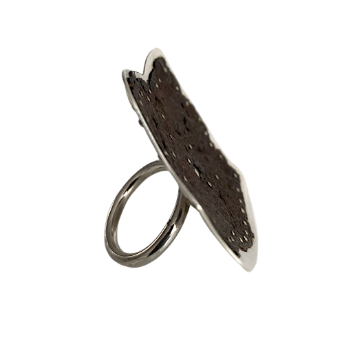 Bague sculpturale en argent et fer rouillé, monté sur un anneau rond mobile.le métal usé à l'extrême est riveté sur plaque d'argent.pièce d'artiste