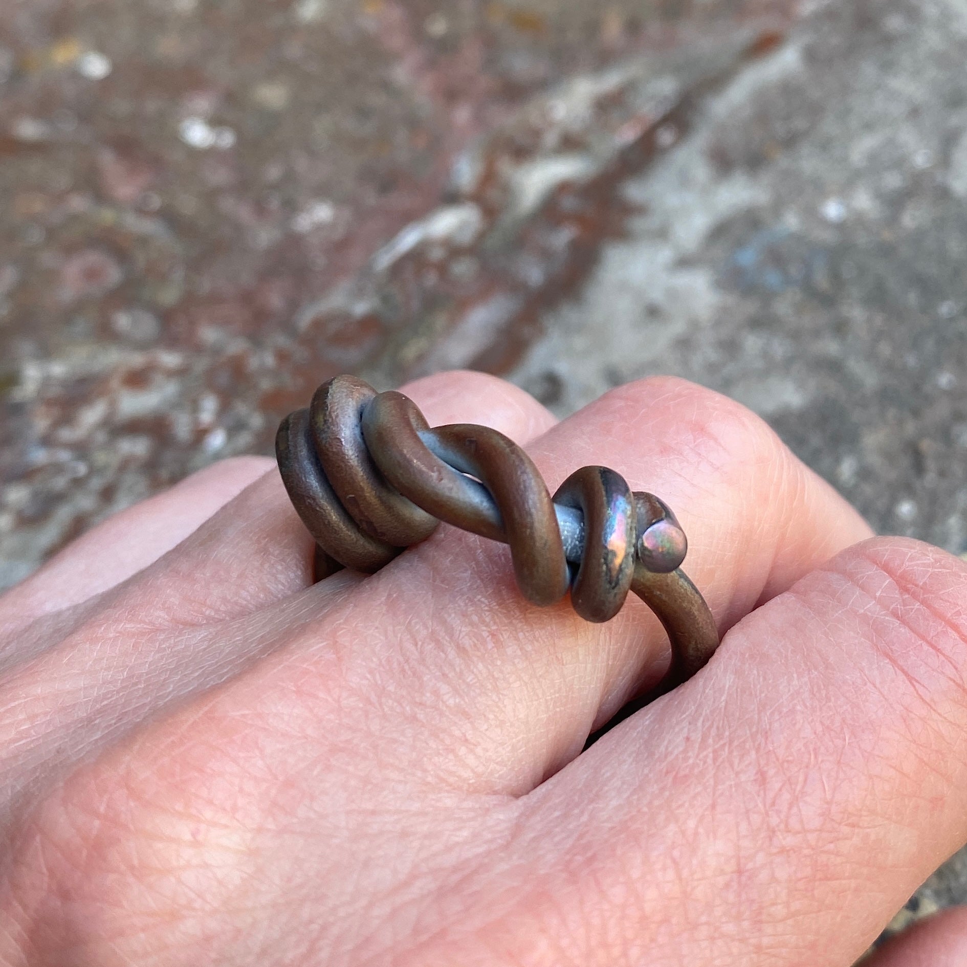 Bague en titane forgé et torsadé aux reflets violet, bleu. pièce 2023