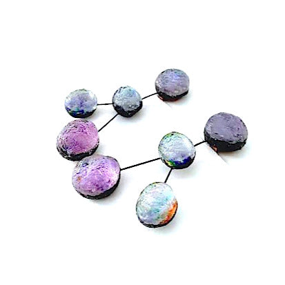 Boucles d'oreilles en résine irisée dans des tons de mauve.clips constituée de 4 sphères reliées les unes aux autres par cable noir.