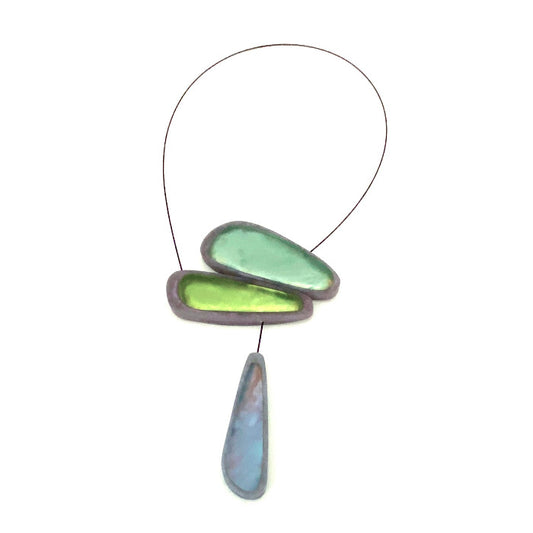 Collier composé de 3 éléments en résine irisée de couleur vert,bleu,gris assemblés sur un cable noir fin et solide.